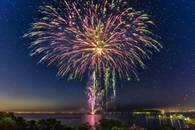 【画像素材】花火の光が天の川のように流れ落ちる