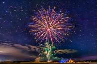 【画像素材】夜空を彩る花火の軌跡の鮮やかな色合い