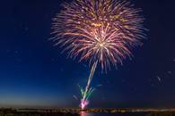 【画像素材】打ち上がった花火が夜空で解き放たれる瞬間