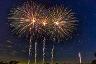 【画像素材】花火が夜空に無数の太陽を生み出す