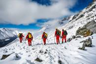 【画像素材】雪山で遭難した登山家を捜索する救助隊員