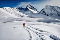 【画像素材】雪原を歩く登山家