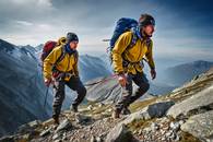 【画像素材】険しい山腹を登る登山家