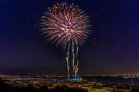 【画像素材】花火が空高く打ち上げられる