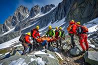 【画像素材】遭難した登山家を救助する登山家