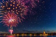 【画像素材】夜空でダンスする花火の流線形