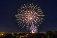 【画像素材】打ち上げられた花火が夜空で大きく輝く