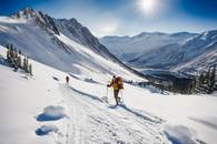 【画像素材】雪山を登る登山家