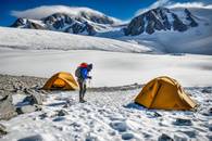 【画像素材】雪原でテントを張る登山家