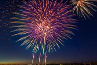 【画像素材】花火の残光が夜空を照らす